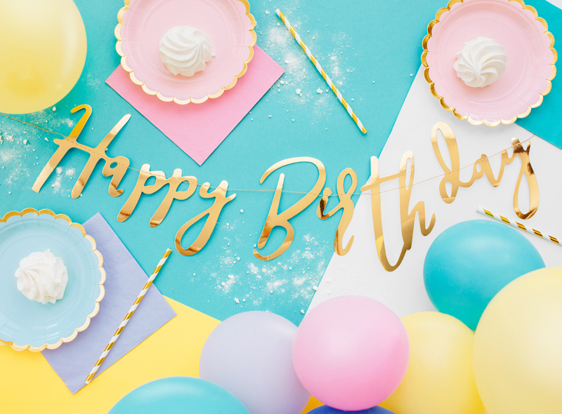 Baner Happy Birthday złoty w aranżacji
