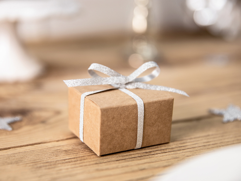 Plastikowa wstążka srebrna – przykładowe wykorzystanie do dekoracji