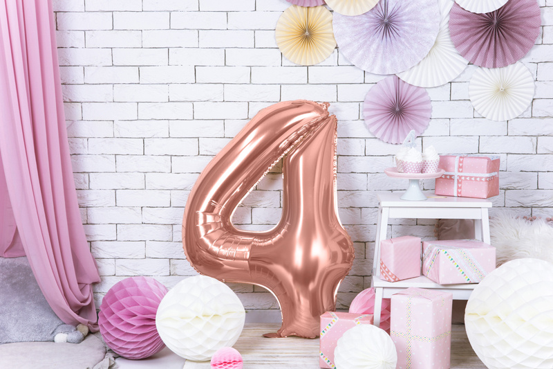 Balon foliowy Cyfra 4 w aranżacji imprezowej