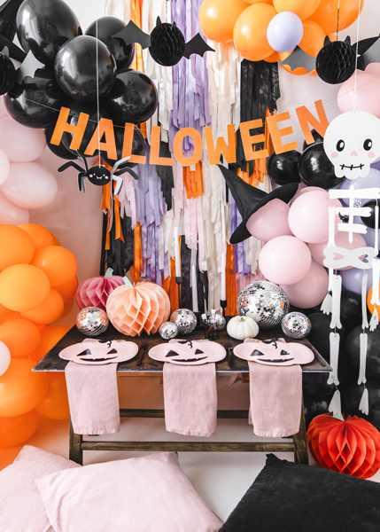 Baner Halloween pomarańczowy – prezentacja na ścianie
