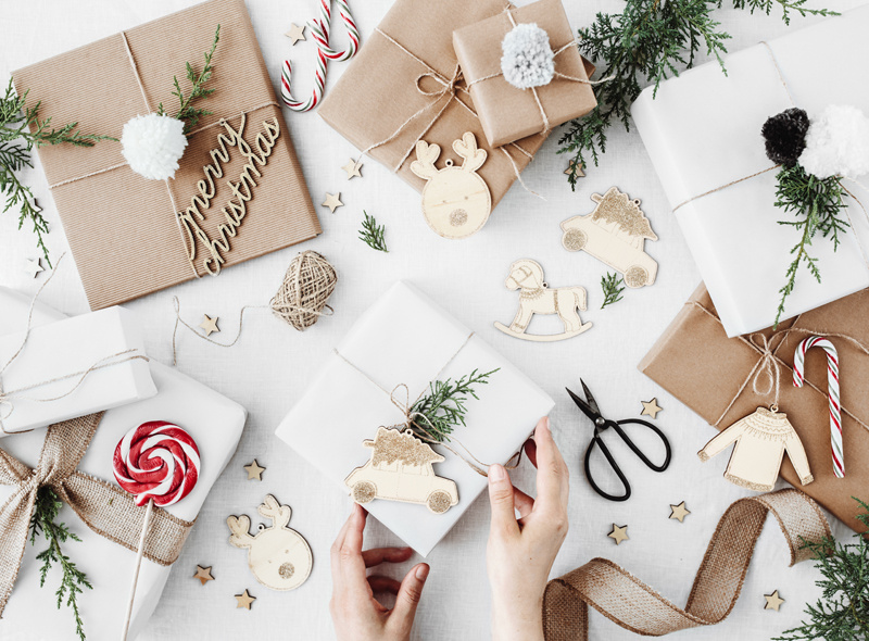 Różnorodne wzory zawieszek świątecznych