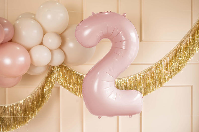 Balon foliowy cyfra 2 jasny różowy w aranżacji