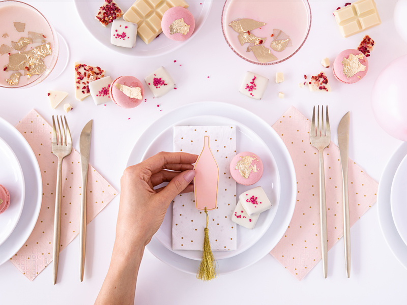 Różowe wizytówki typu butelka ze złotym nadrukiem