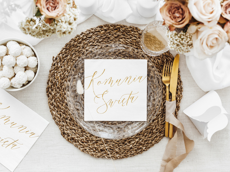 Serwetki białe Komunia Święta w aranżacji stołu