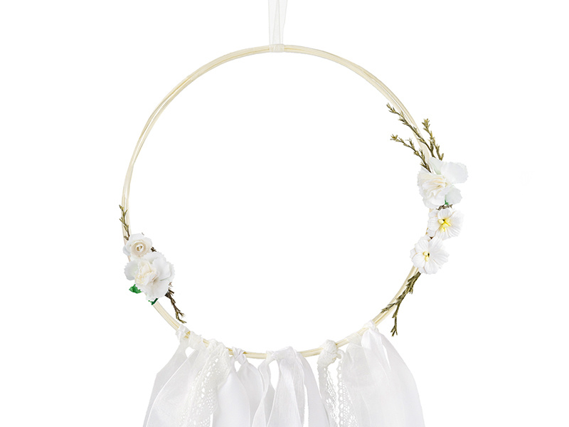 Białe rattanowe łapacze snów - detale i faktura materiału