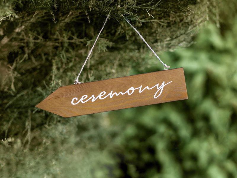 Drewniany drogowskaz Ceremony zbliżenie napisu
