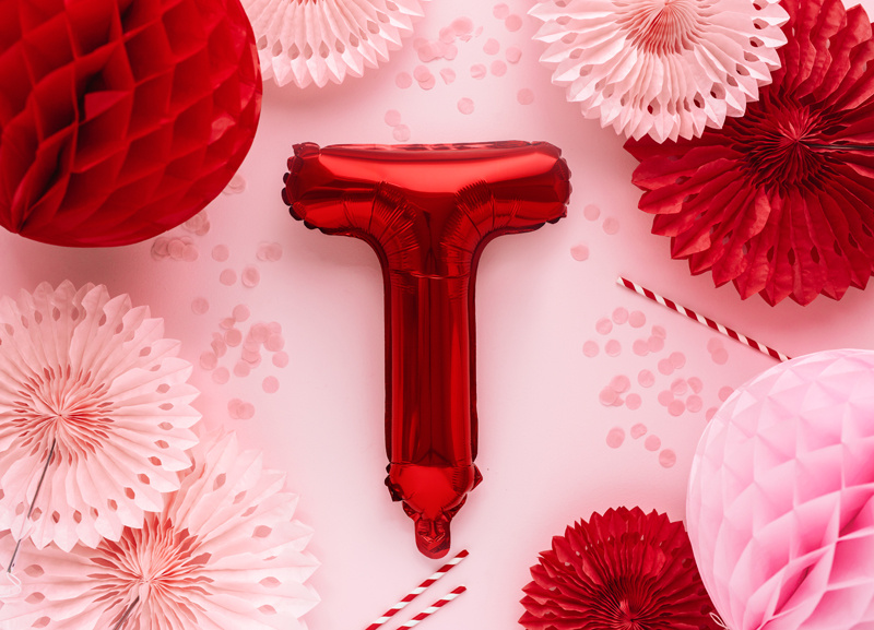 Balon foliowy litera T czerwony aranżacja