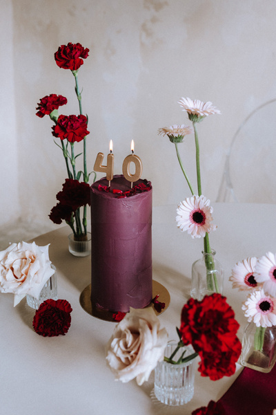 Świeczka cyferka 0 w złotym kolorze na tort urodzinowy