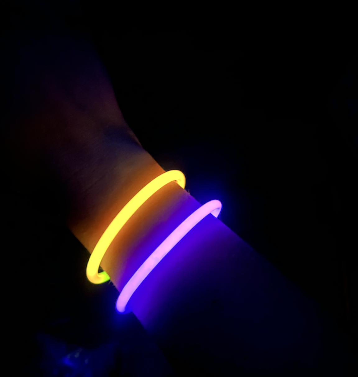 Bransoletki fluorescencyjne glow sticks - łatwe użytkowanie