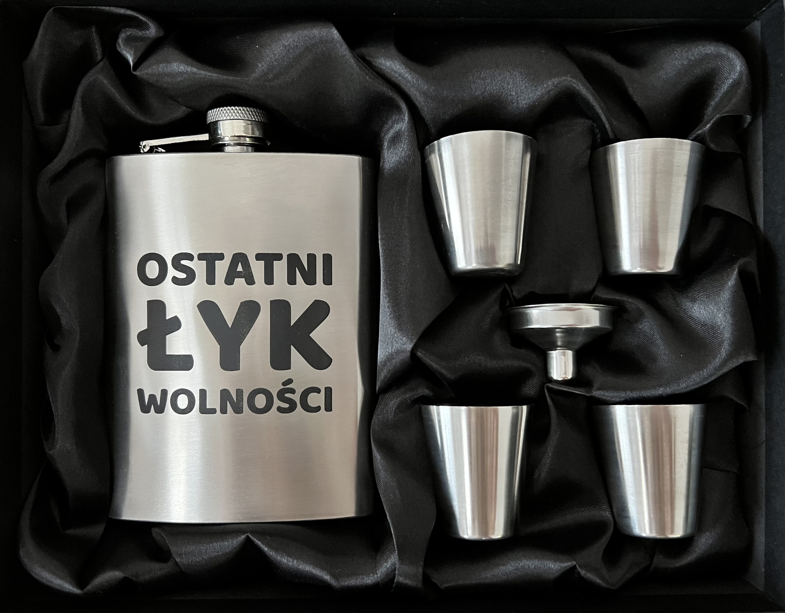 Czarna piersiówka z grawerem Ostatni Łyk Wolności – stal nierdzewna