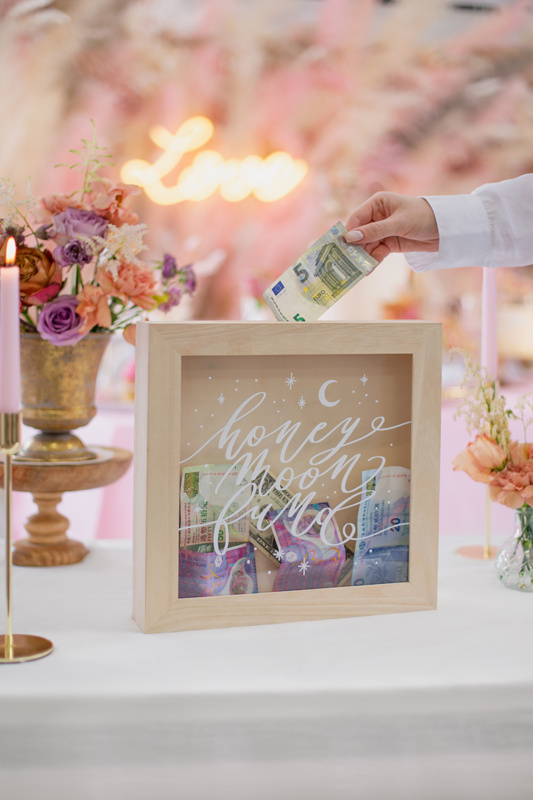 Drewniana skarbonka Honeymoon fund - wnętrze