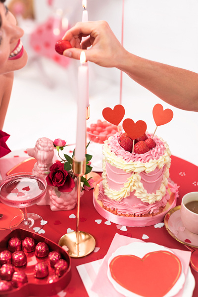 Zbliżenie na konfetti serca białe