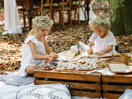 Drewniany napis Kids table, biały, 38x10cm