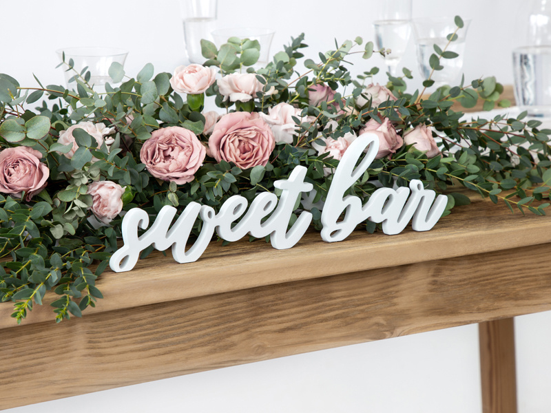 Drewniany napis Sweet bar biały - aranżacja na stole