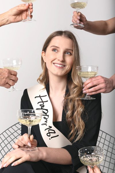 Szarfa Happy 18 kremowa – czarna aksamitna wstążka